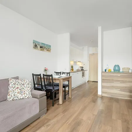 Cztery Oceany For 4 Guests With Balcony & Parking By Renters Apartment