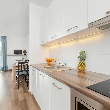 Cztery Oceany For 4 Guests With Balcony & Parking By Renters Apartment
